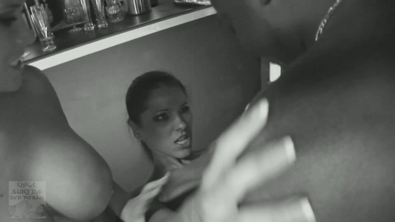 Chica Suicida DVD: Classique, trois strip-teaseuses à forte poitrine exacrent les hommes dans une...