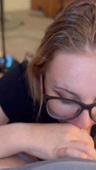 Ayla Vixen avsugning erbjudande att lägga ner TV-fjärrkontroll