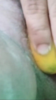 Sexy Filipijnse milf heeft plezier met het vullen van fruit in mijn poesje