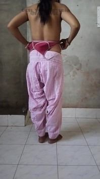 Desi bhabhi melepas pakaian sebelum komplikasi ngentot