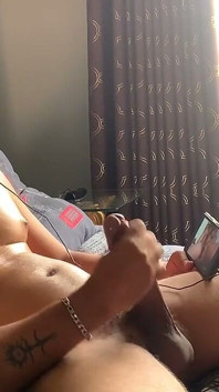 Blowjob yang bagus untuk seorang lelaki lurus Latino