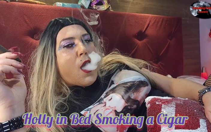 Smoking fetish lovers: Holly en la cama fumando un tabaco