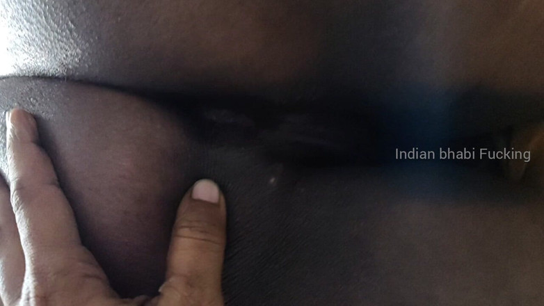 Indianbhabifucking: Суміта бхабі і друг чоловіка займаються сексом у спальні