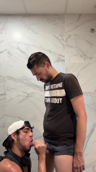 Distrutta nel bagno commerciale da un cazzo enorme!