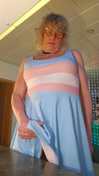 TS Lilly Sophie aime sa fille dure sous sa robe de fierté