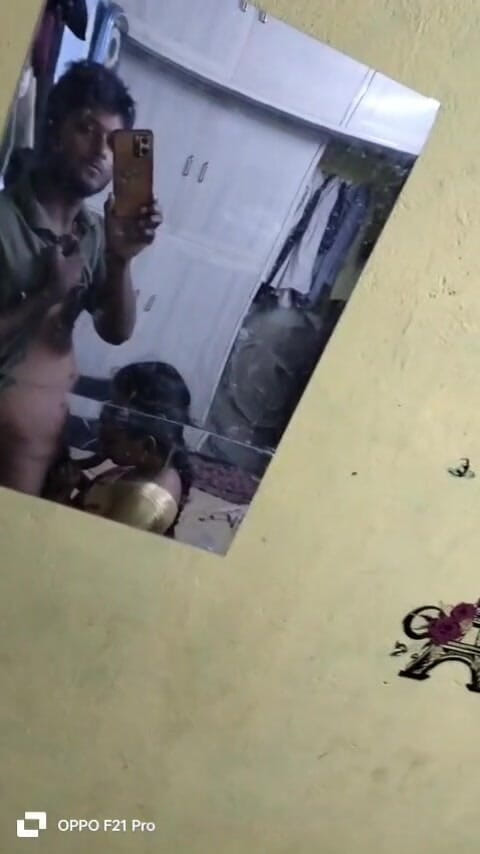 kaaiya: Esposa com Sarees ajoelha no boquete