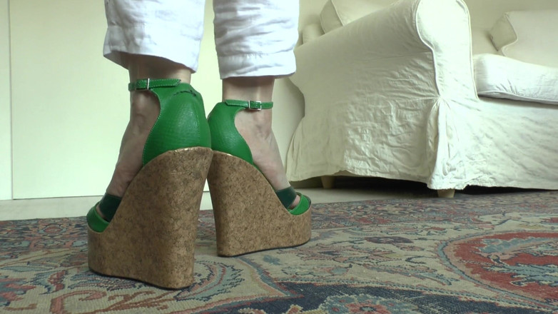 Lady Victoria Valente: Wedge-Heel Pertunjukan Fesyen Sandal untuk Awak! Pancutan mani dalam seluar...