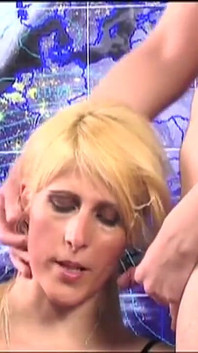 Blonde milf zendt het weer uit van Pig Italia Tv terwijl twee gretige pikken naast haar online masturberen