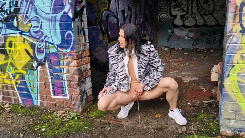 Nicky Brill: Nicky Brill Pissing Compilation Outdoors
