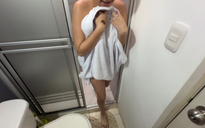 ManuelaAlvarez: Chystám se sprchovat a vidím svou vzrušující nevlastní sestru nahá,...
