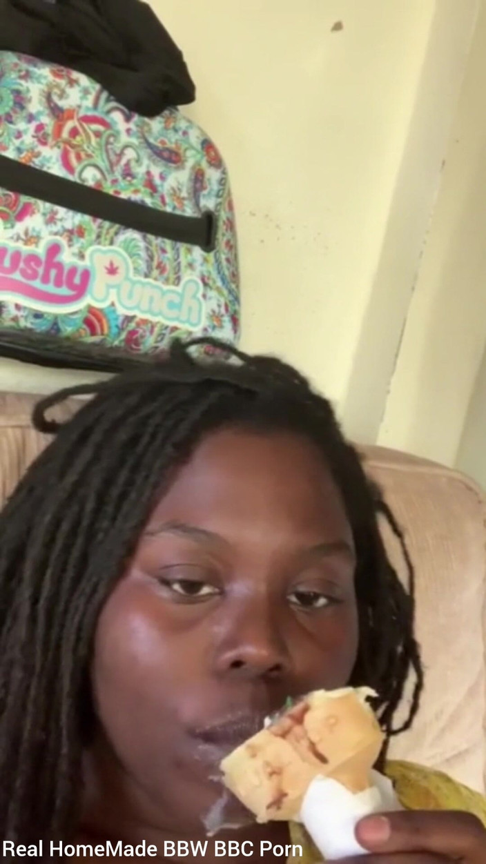 Super sexy ebony cuties: 粉丝请求舔一个洒着冰奶油