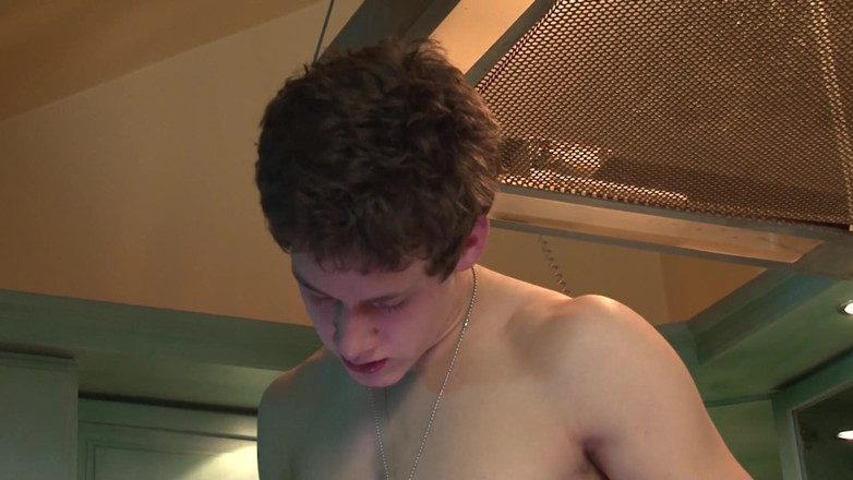 Bareback Boy Bangers: Joven gay follando entre ellos en la cocina