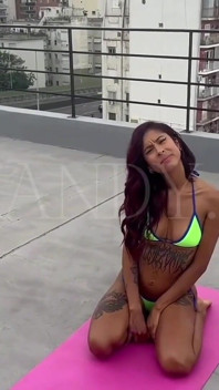 POV: Eu implorei ao meu vizinho por backshots duros na minha bunda tatuada