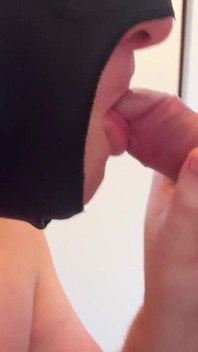 Un tip hetero căsătorit încearcă o gaură în zid - gloryhole - și pula lui preia