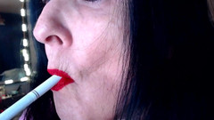 Abby Anna: Applicazione di rossetto rosso labbra anatra calda fumo milf
