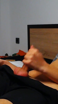 Mladý chlapec dělá mrdku