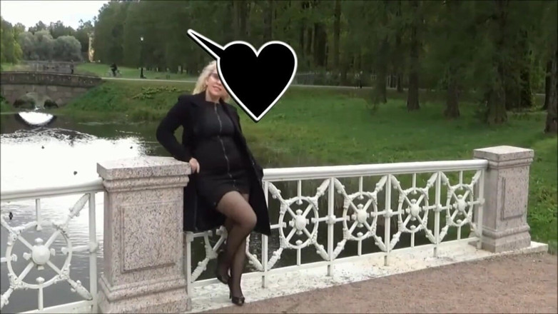 Nylon-Heels: Een wandeling in het park, milfkousen