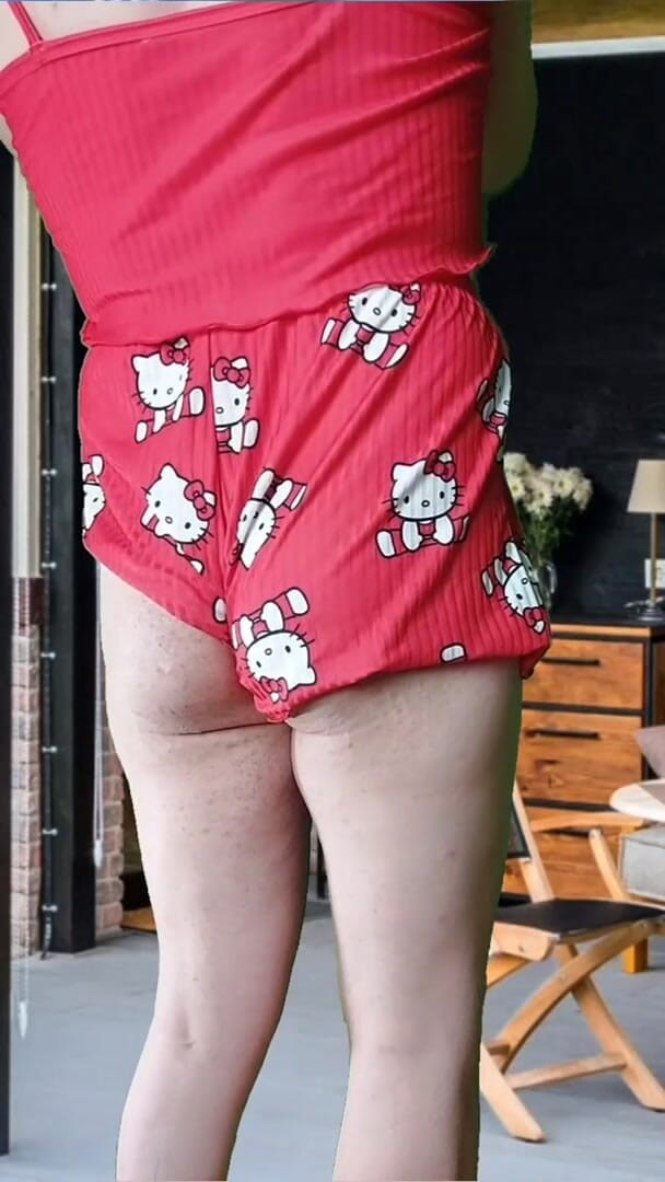 Kitty_Cross: Sissy genießt auf dem garten in ihren süßen kurzen outfits,...