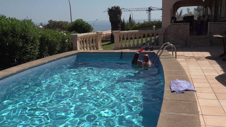 Sunset seductions: Insaziabile miLF cavalca il suo amante in piscina