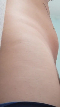 Başka bir orta yaşlı seksi kadın amını büyük bir yarakla siktiriyor