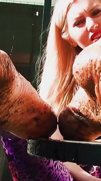Umiliazione dei piedi sporchi dominazione femminile