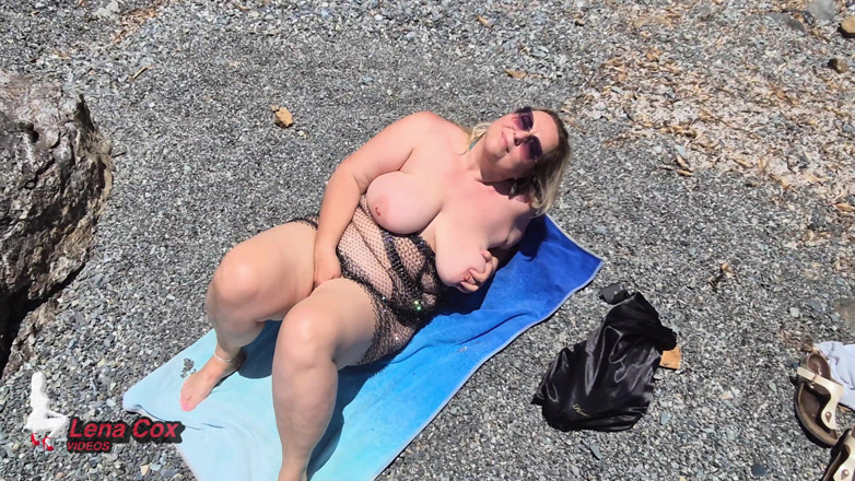 Lena Cox: Stříkající masturbace na pláži