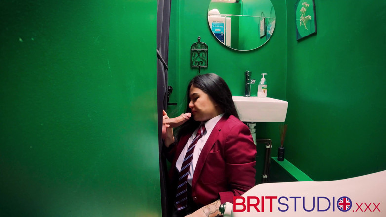 Brit Studio: eshiyaee larki glorihol par land choosti hai