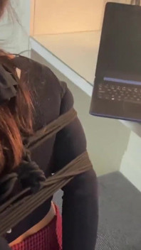 Seksi sekreter sıkı bir şekilde bağlı ve cleave öğürterek ağzı tıkalı ve sonra bağlıyken büyük yatakta kartalı yalıyor!
