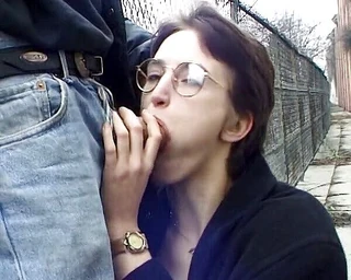 Dreier-blowjob-szene im freien