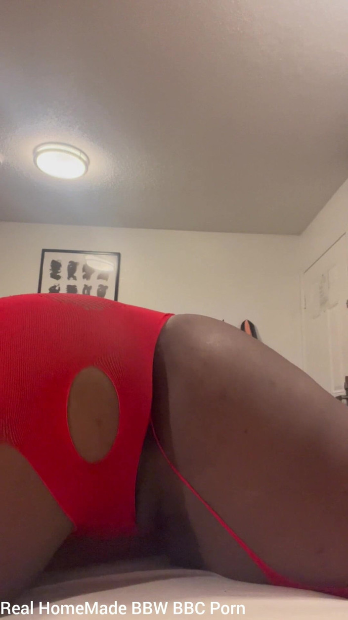 Super sexy ebony cuties: Pozowanie w czerwonej seksownej bieliźnie miga mojej grubej cipki