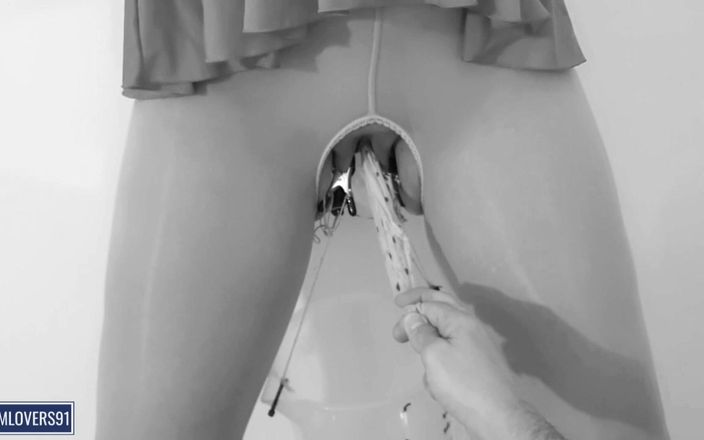 Bdsmlovers91: Plas in een emmer maakte me aan het huilen