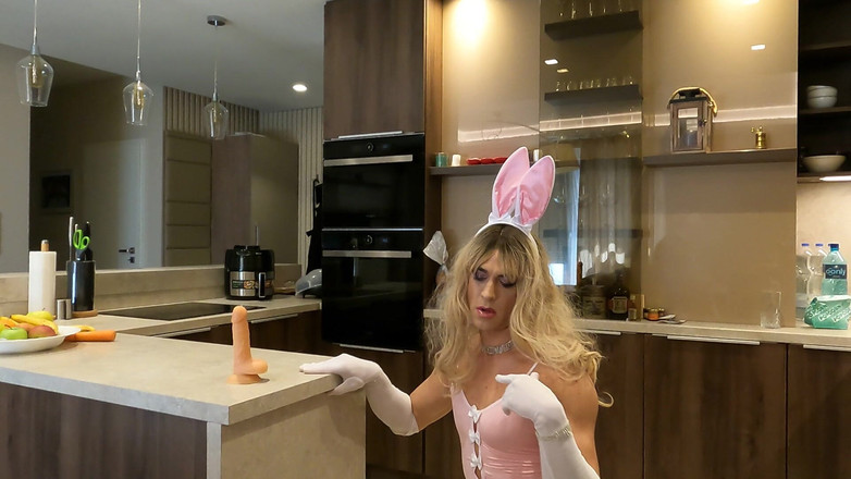 Trixy Sissy Babe: トリクシーによるハッピーイースター...。と彼女のキャロットフルムービー