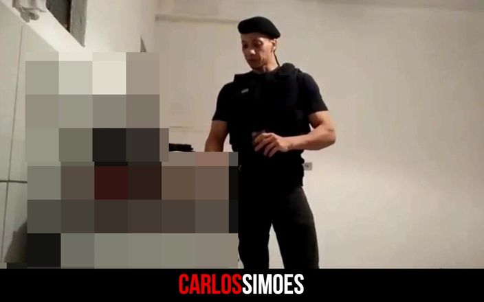 Carlos Simoes: 이 판타지에서 직장에서 긴 하루를 보낸 후 집에 도착했을 때 더러운 경찰관이 딸치기