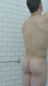 Musculoso masturbando uma carga muito necessária no banheiro