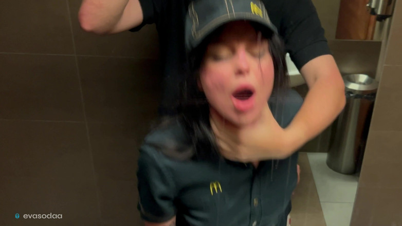 Eva Soda: Seks berisiko di toilet, fanta si karyawan mcdonald dientot habis-habisan!