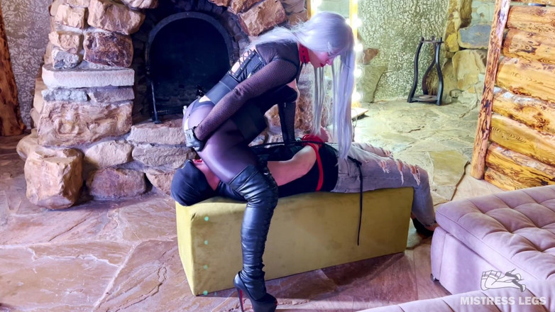 Mistress Legs: Nylon op gezicht zitten - volledige mond creampie en pisvoeding - exclusieve...
