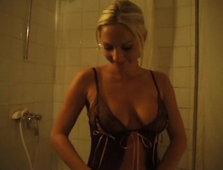 Flash Model Amateurs: Curvă frumoasă care se distrează în cadă