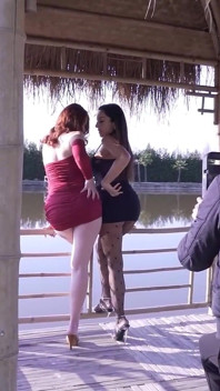 Dietro le quinte di due video porno, lesbiche e un quartetto