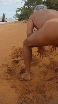 Naakte Ladysilva op het strand pronkt met gebruinde hete kont met kontplug in kont
