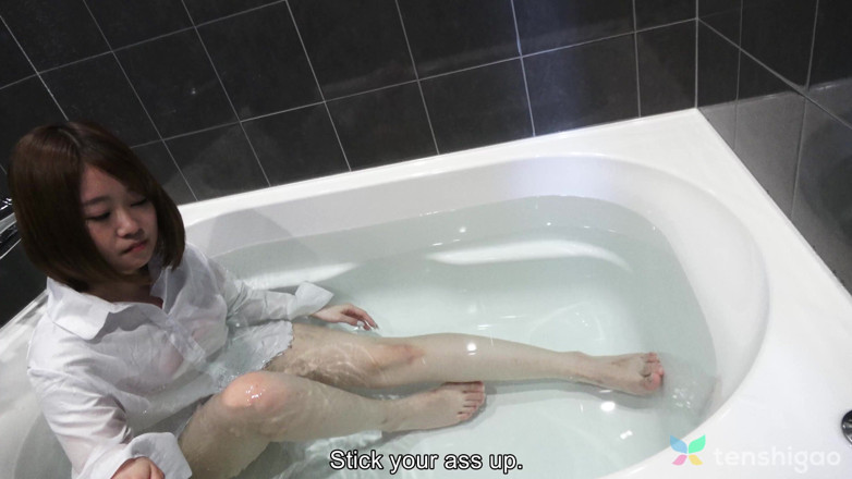 Tenshigao: Asuka Suzumura está en su uniforme de oficina jugando con...