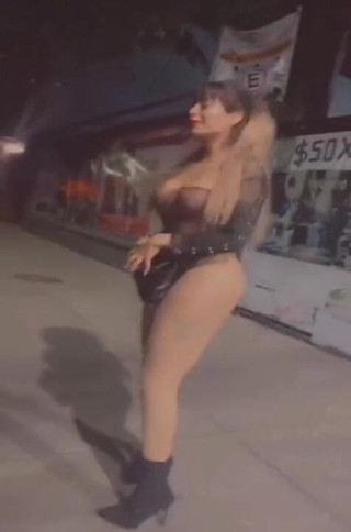 Barbietransxxxx: Transe steht auf der straße in tlalpan wie eine hure
