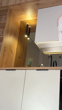 Cea mai sexy gospodină reală matură sexy într-o rochie albă sexy și cu un g-string nu acoperă pizda ei în bucătărie