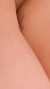 Miu Shinohara, Asiatique à lunettes, se fait baiser avec un jouet sexuel, puis reçoit une bite sexy dans la chatte