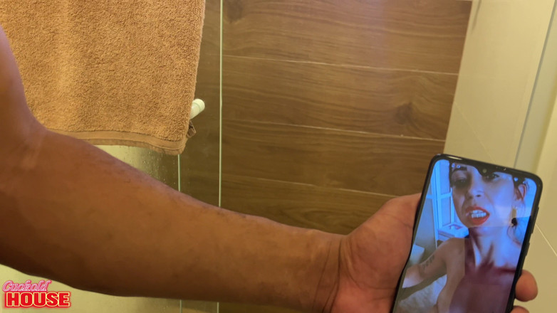 CuckoldHouse: O mamă sexy obraznică face un apel video pentru ca...