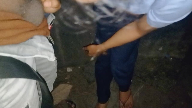 NikiRathod: 指交，与迪维亚在卡车后面亲吻 -口交系列