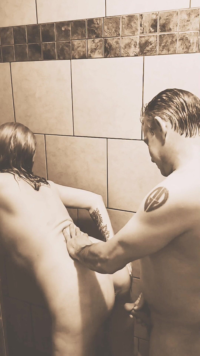 Bombstick and Trouble: セクシーなシャワーでホットなミルフとセックス