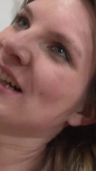O brunetă tânără sexy are parte de o pulă lungă și dură