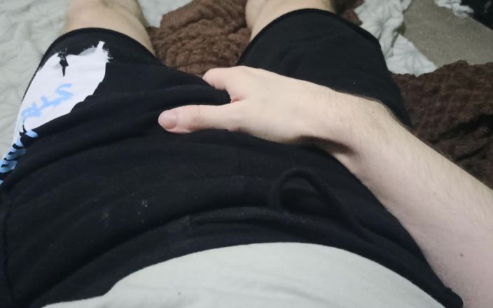 Pasha: 男人穿过他的短裤抚摸他的鸡巴