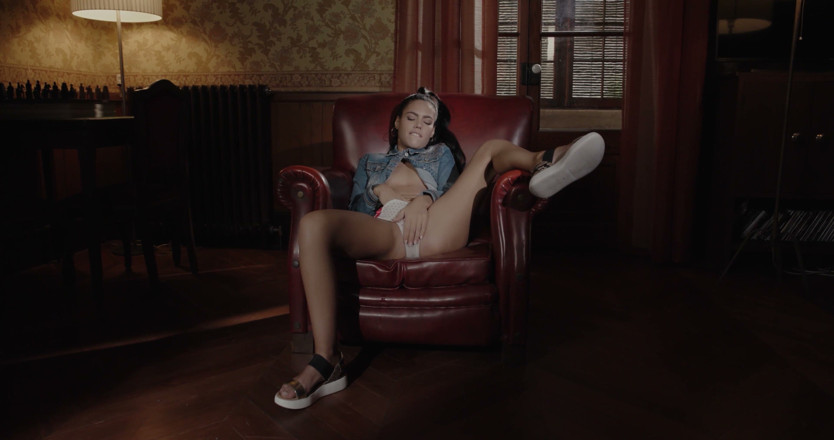 THAGSON: Apolonia Lapiedra melancap dirinya di sofa