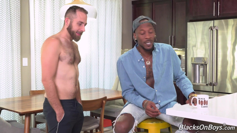 Downlow Boys: Spolubydlící mají sexy gay mezirasovou trojku